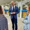 Cléo Faria, a Brisa da série infantil DPA, visita a Santa Casa de Santos